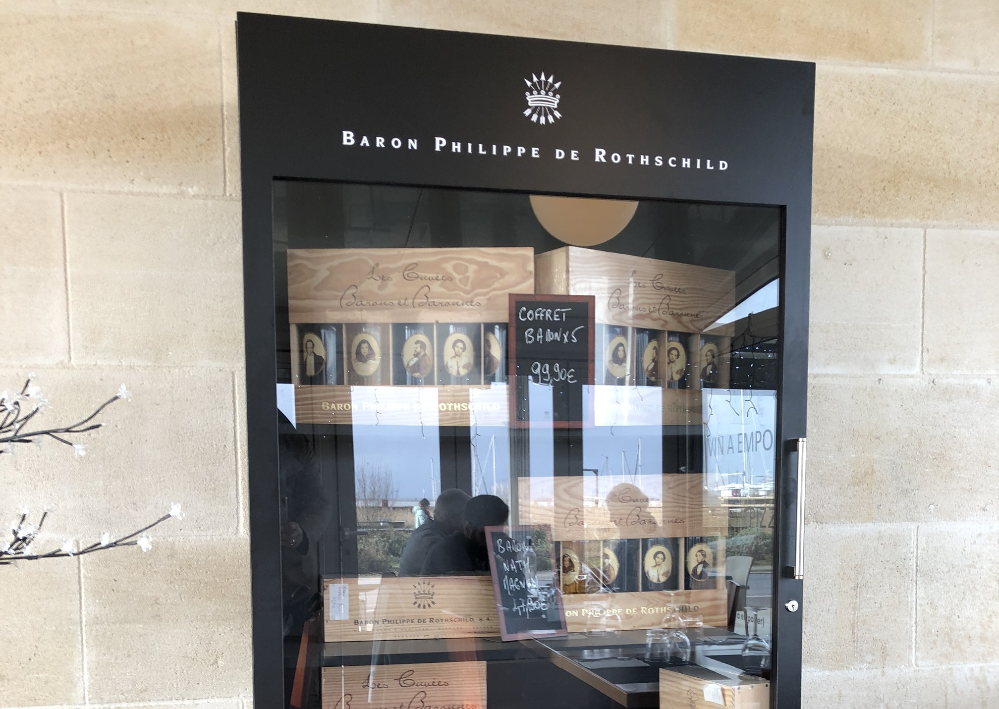 Meuble de présentation display pour restaurant Baron Philippe de RothschildDesign de boutique Retail Design de boutiques Boutique design agency Conception de mobilier Meuble de présentation display